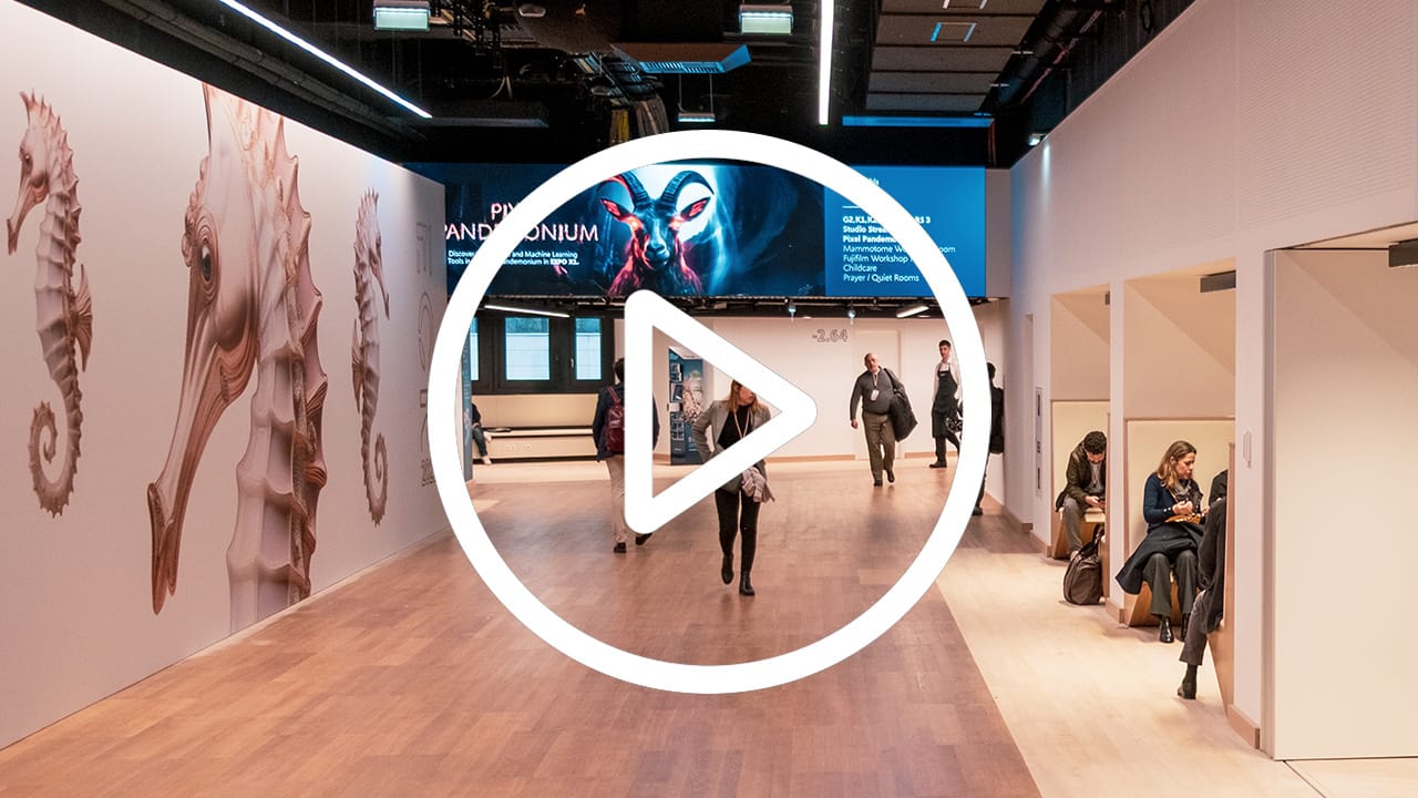 Das Foyer auf Ebene -2 mit Sitzbereichen und Menschen am ECR 2025 im Austria Center Vienna