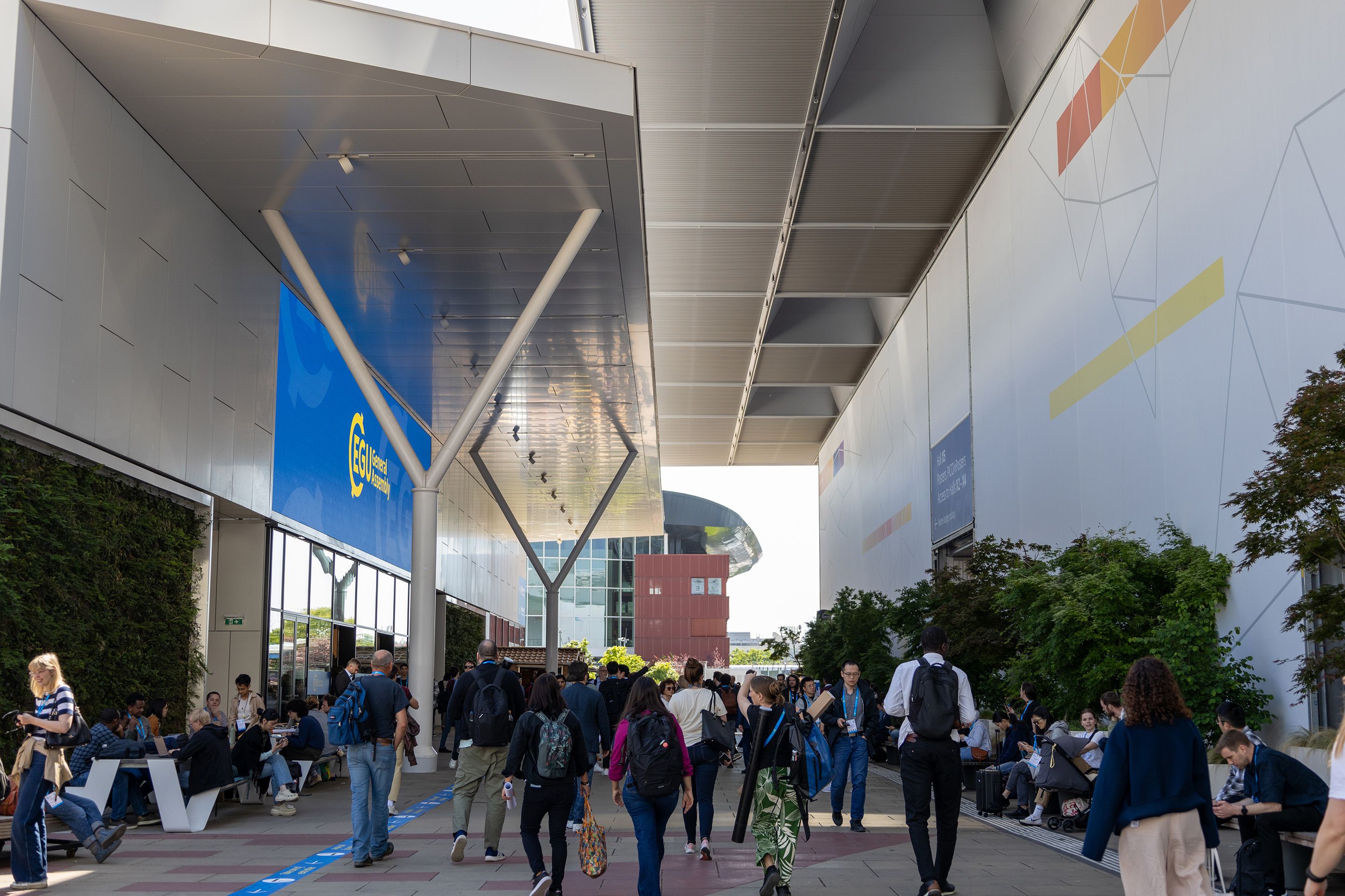 Eingangsbereich des Austria Center Vienna voller Menschen waehrend der EGU 2025