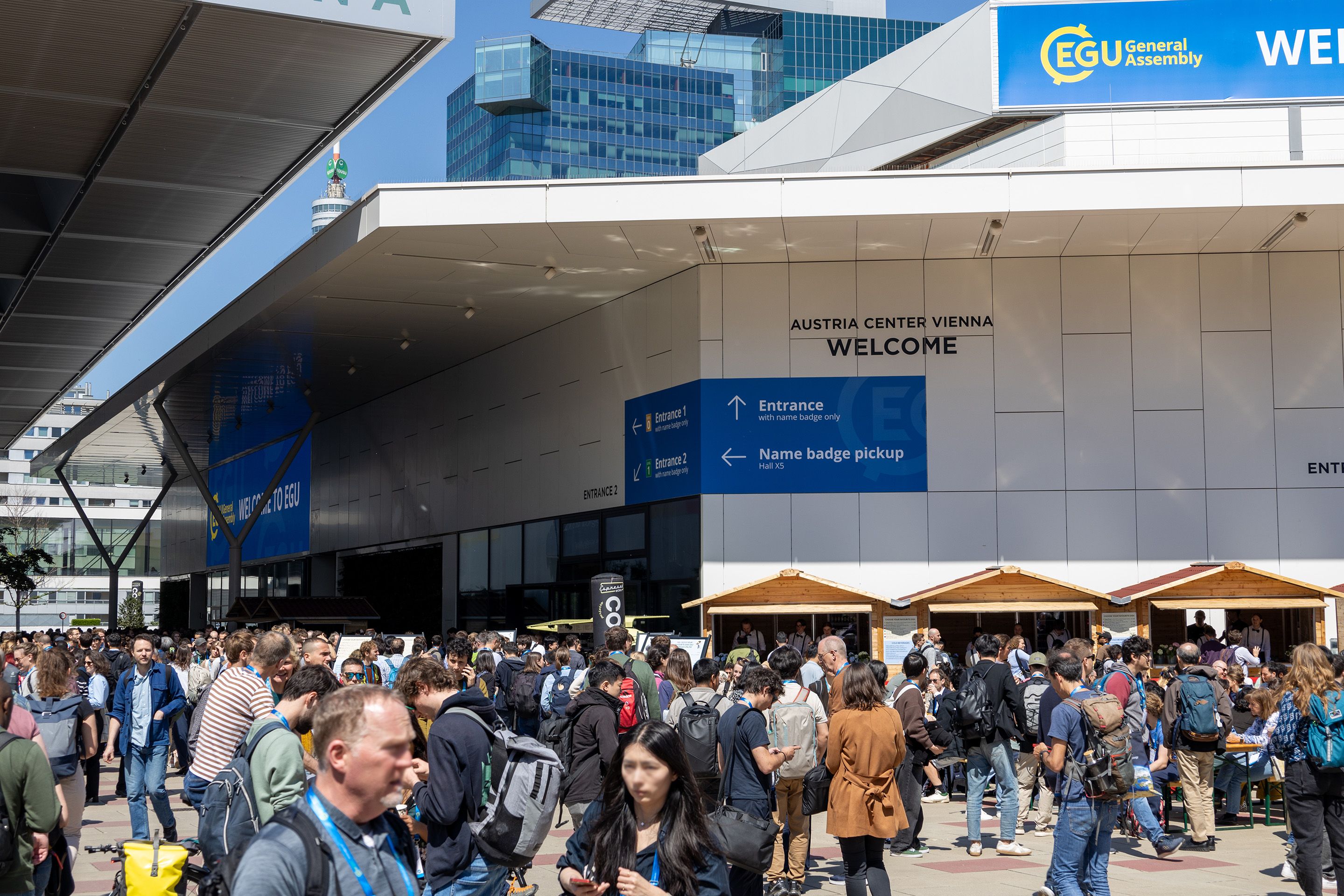 Foodcourt am Vorplatz des Austria Center Vienna voller Menschen waehrend der EGU 2025