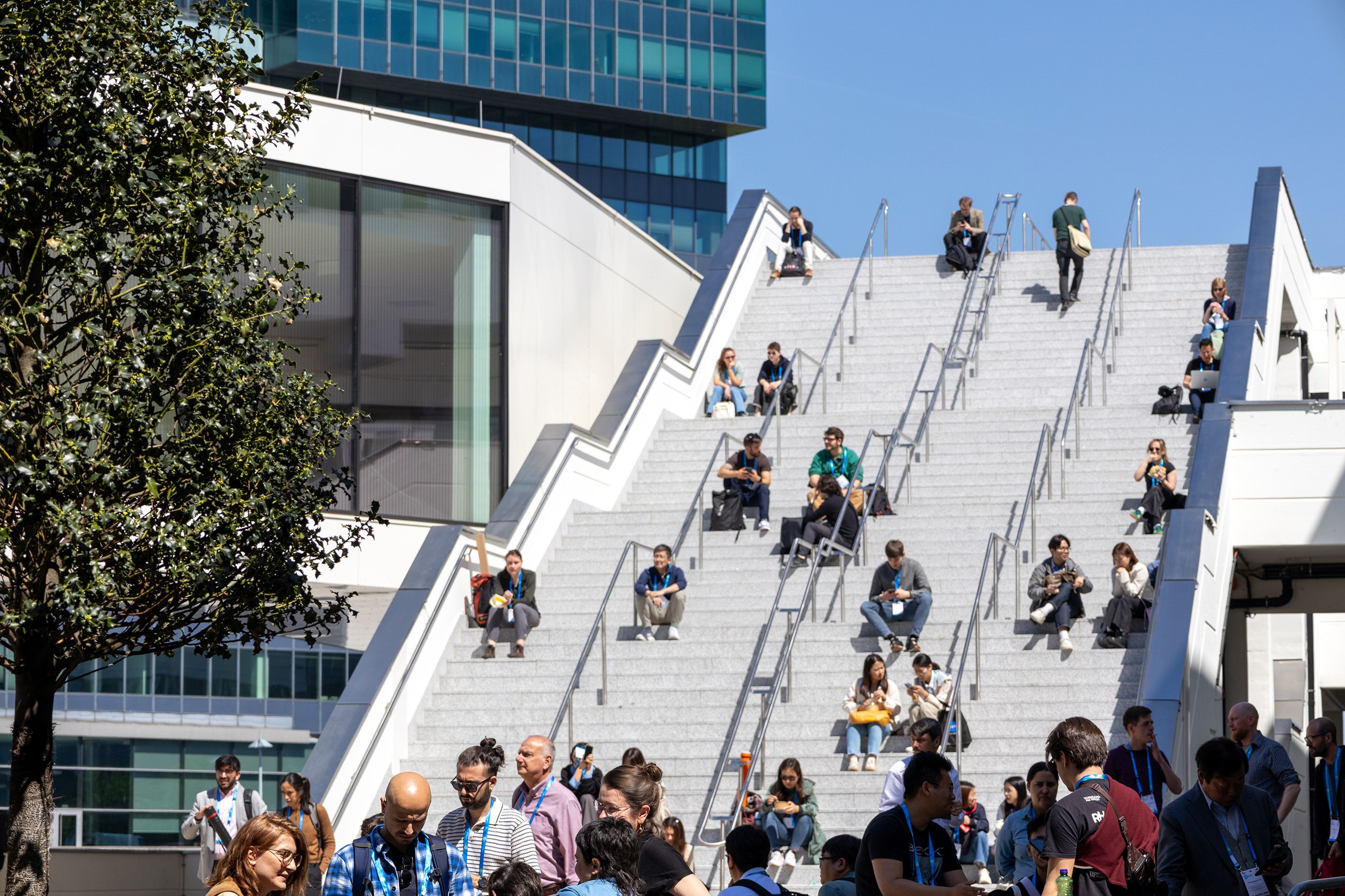 Treppen mit Menschen beim Austria Center Vienna voller Menschen waehrend der EGU 2025