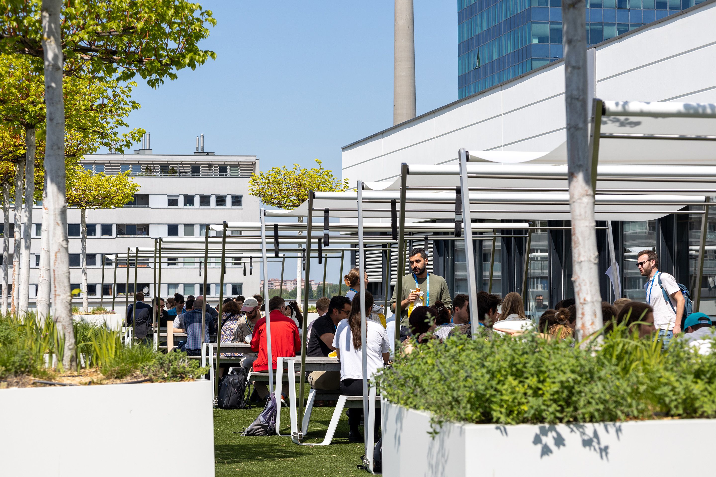 Die Rooftop Terrasse mit Eventbesucherinnen am EGU 2025 im Austria Center Vienna