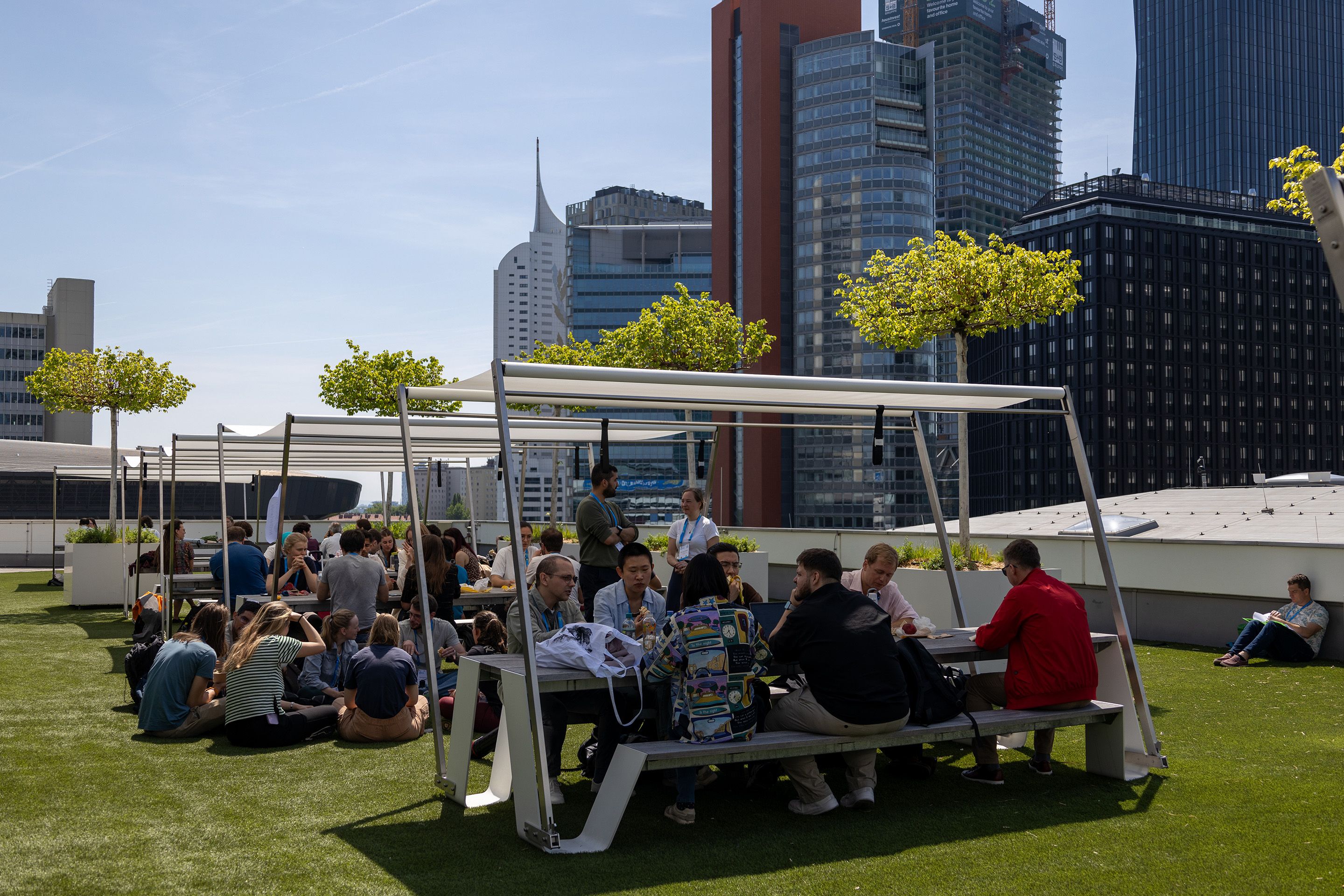 Die Rooftop Terrasse mit Eventbesucherinnen am EGU 2025 im Austria Center Vienna