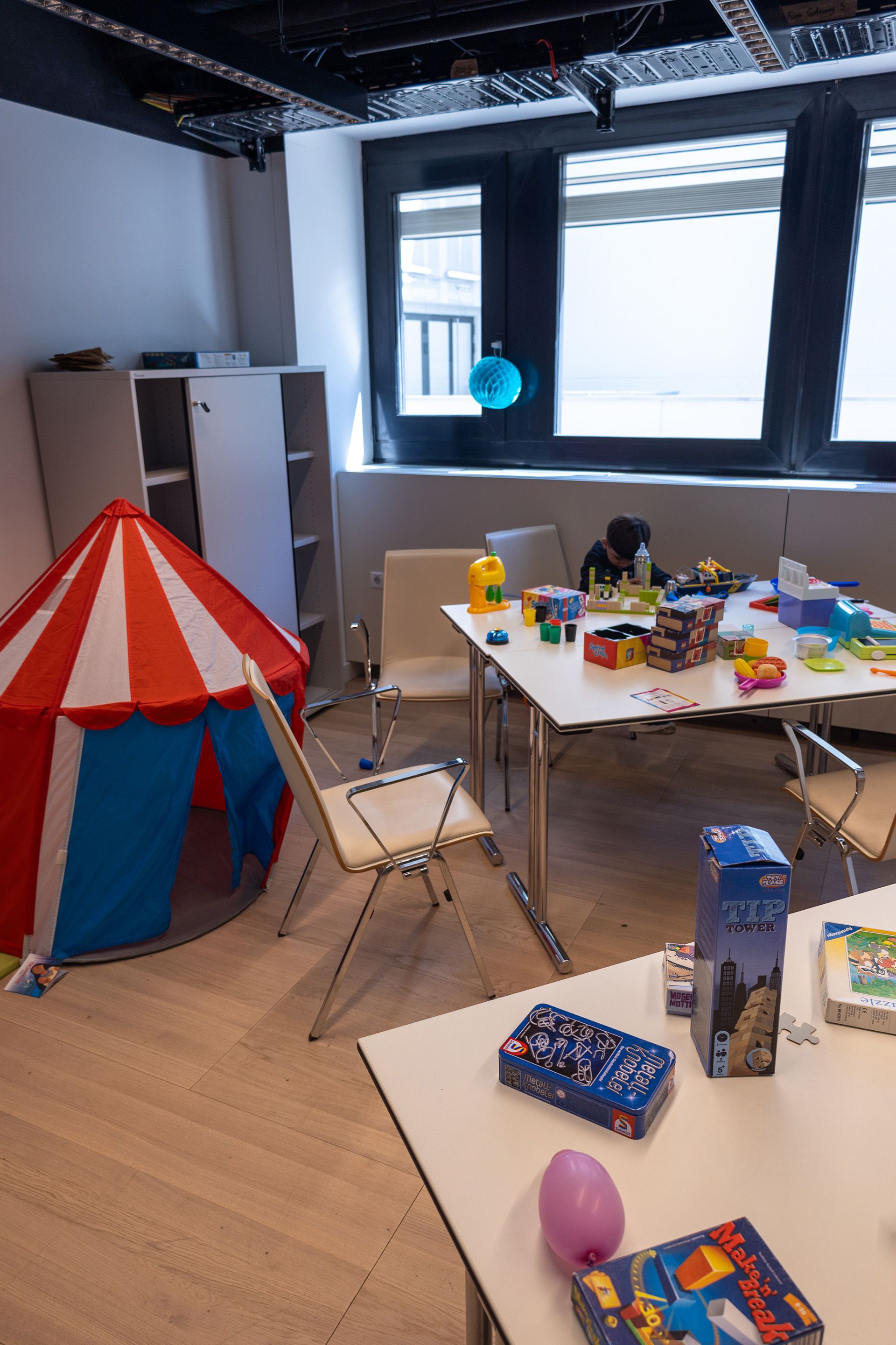 Raum mit Spielsachen und Kind bei der Kinderbetreuung im Austria Center Vienna