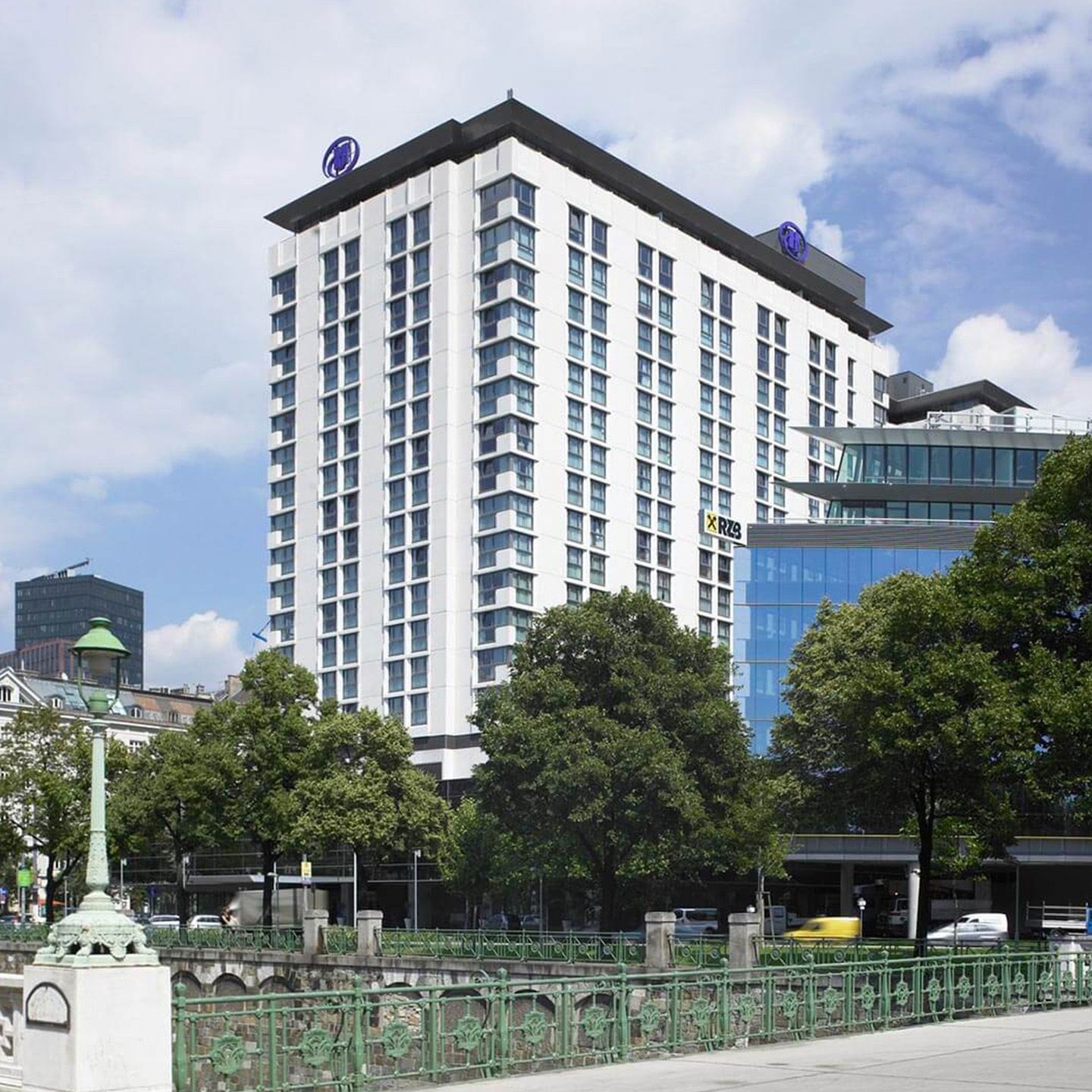 Das Hilton Hotel, die Bruecke des Wiener Stadtparks im Vordergrund