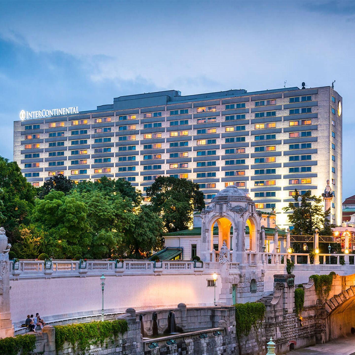 Das Intercontinental Hotel, der Wiener Stadtpark im Vordergrund