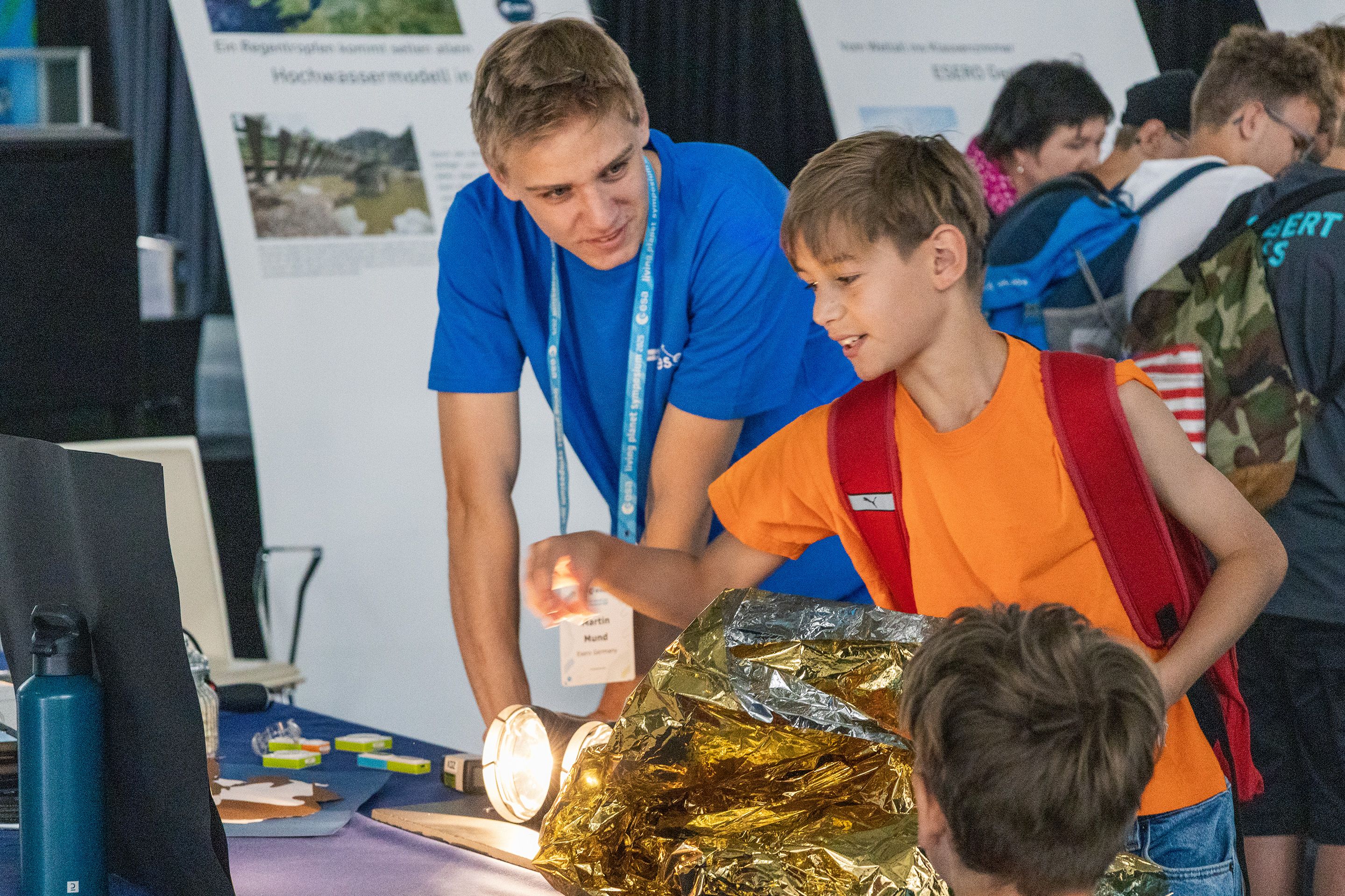 Lehrer, der Kind ein wissenschaftliches Experiment zeigt