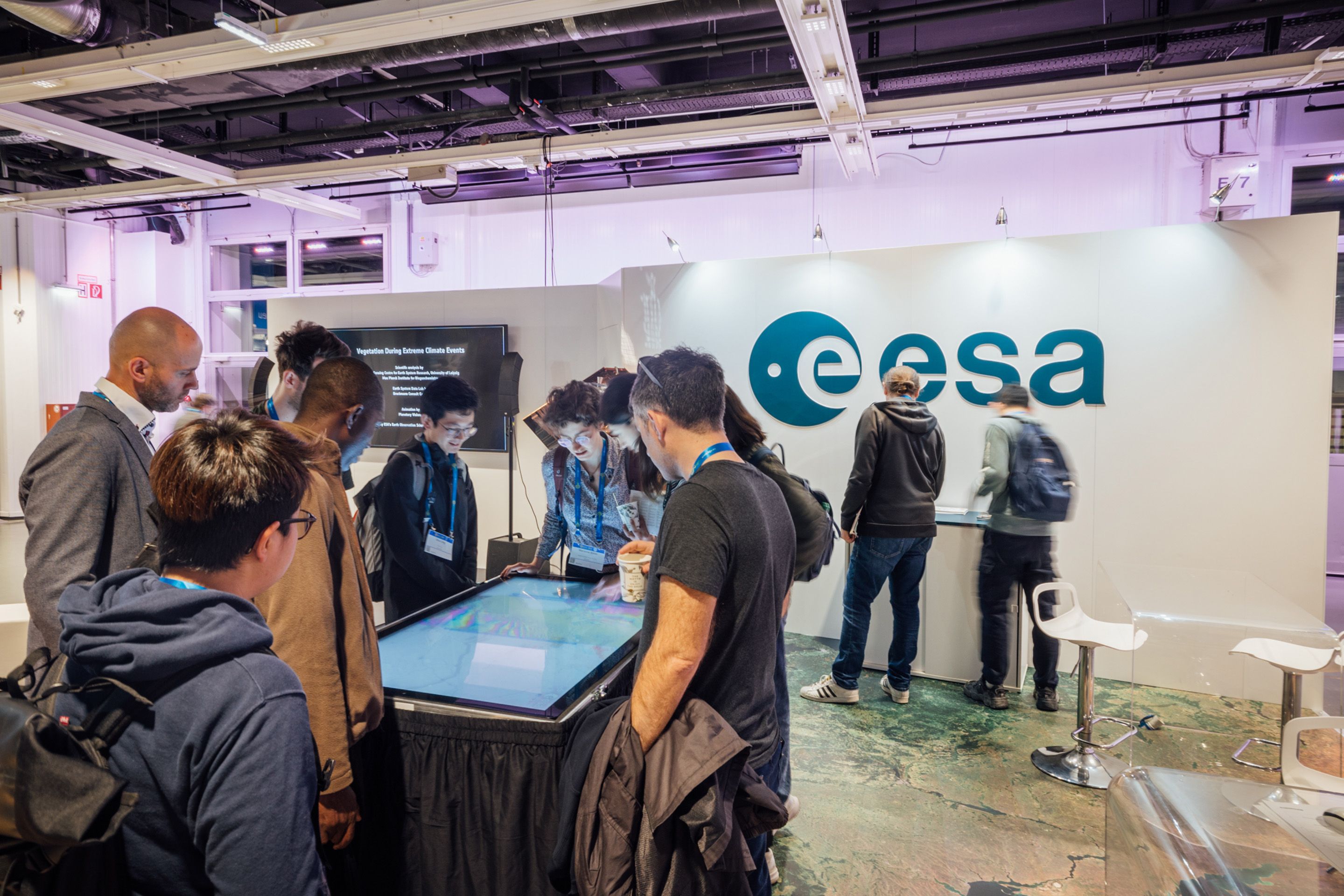 Menschen bei einem Ausstellungsstand der ESA