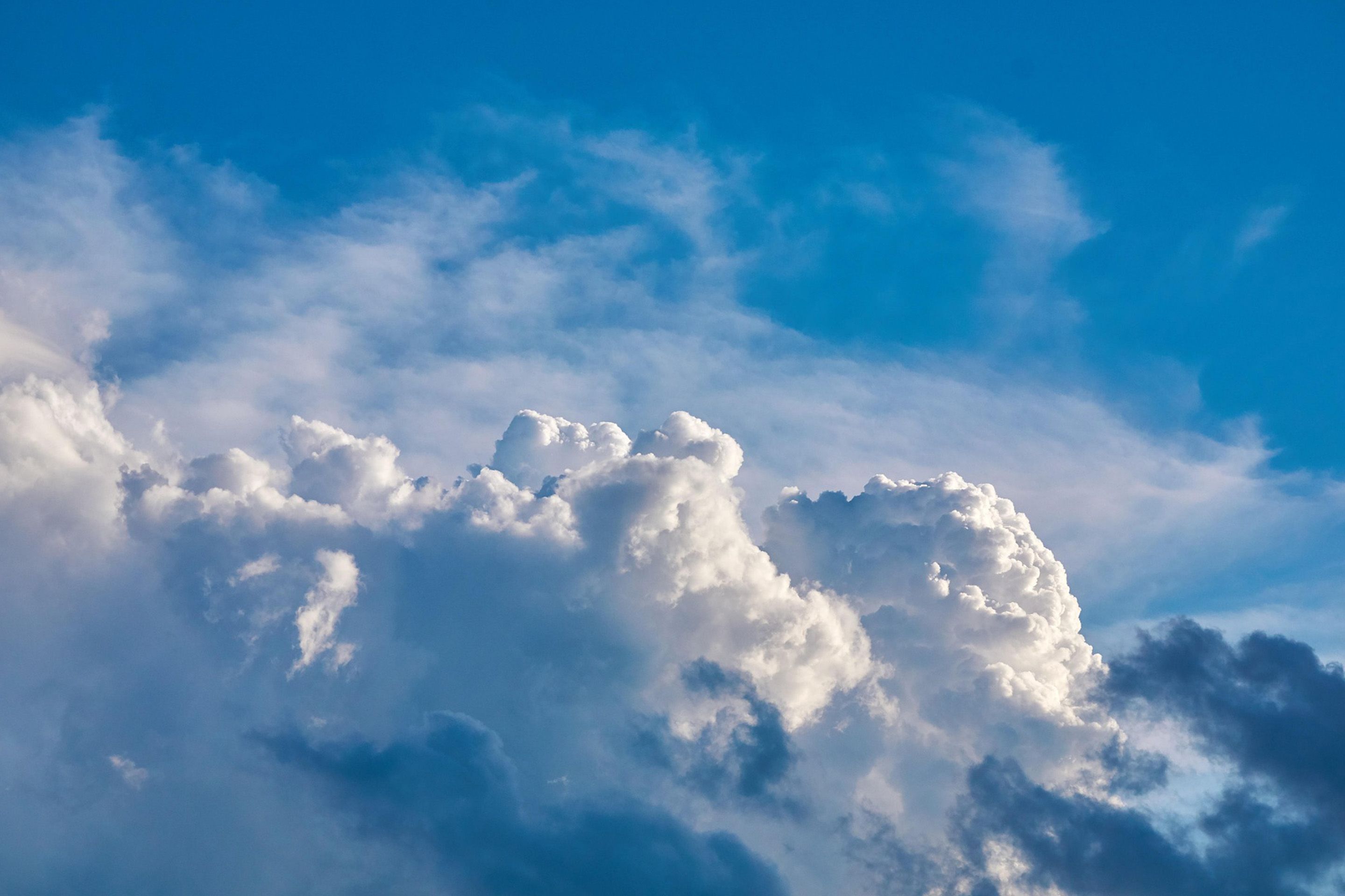Ein blauer Himmel mit Wolken