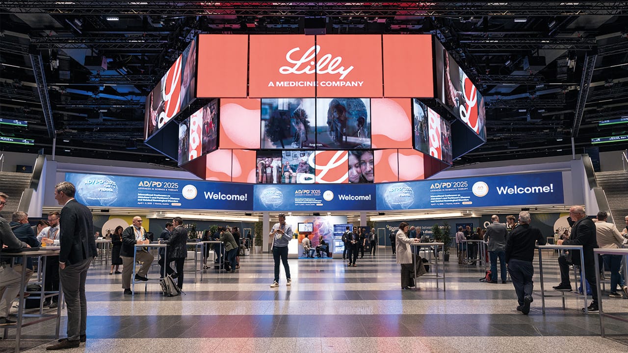 polySTAGE im Austria Center Vienna mit Branding des Sponsors Lilly und vielen Eventbesucherinnen.