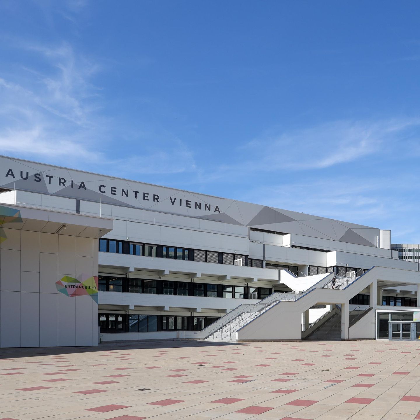 Das Gebäude Eingang 3 des Austria Center Vienna.