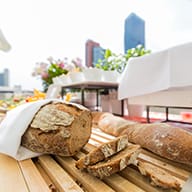 aufgeschnittenes Brot auf einem Holztisch