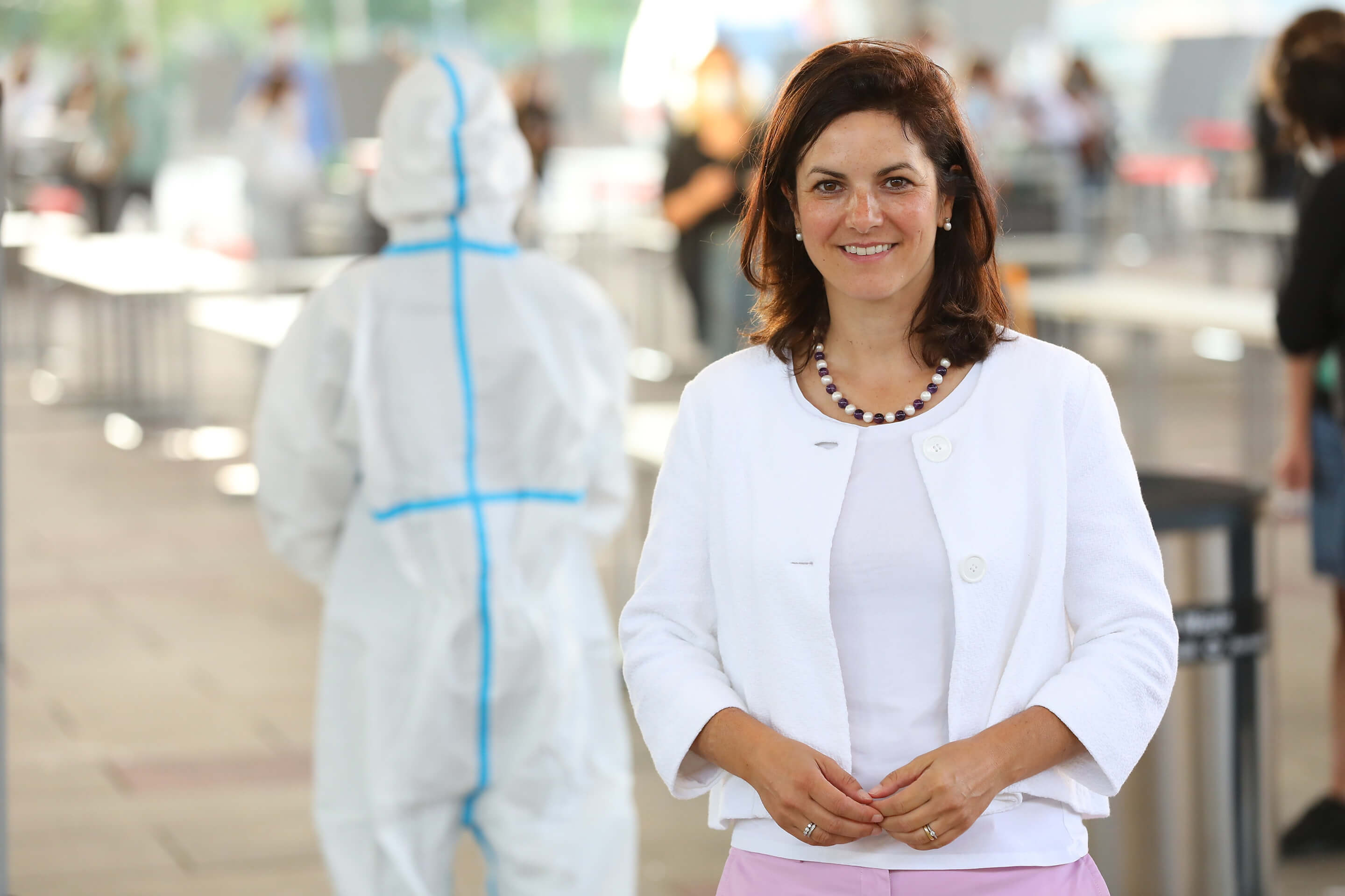 Foto: Vorständin Susanne Baumann-Söllner vor der COVID19 Teststrasse des Austria Center Vienna