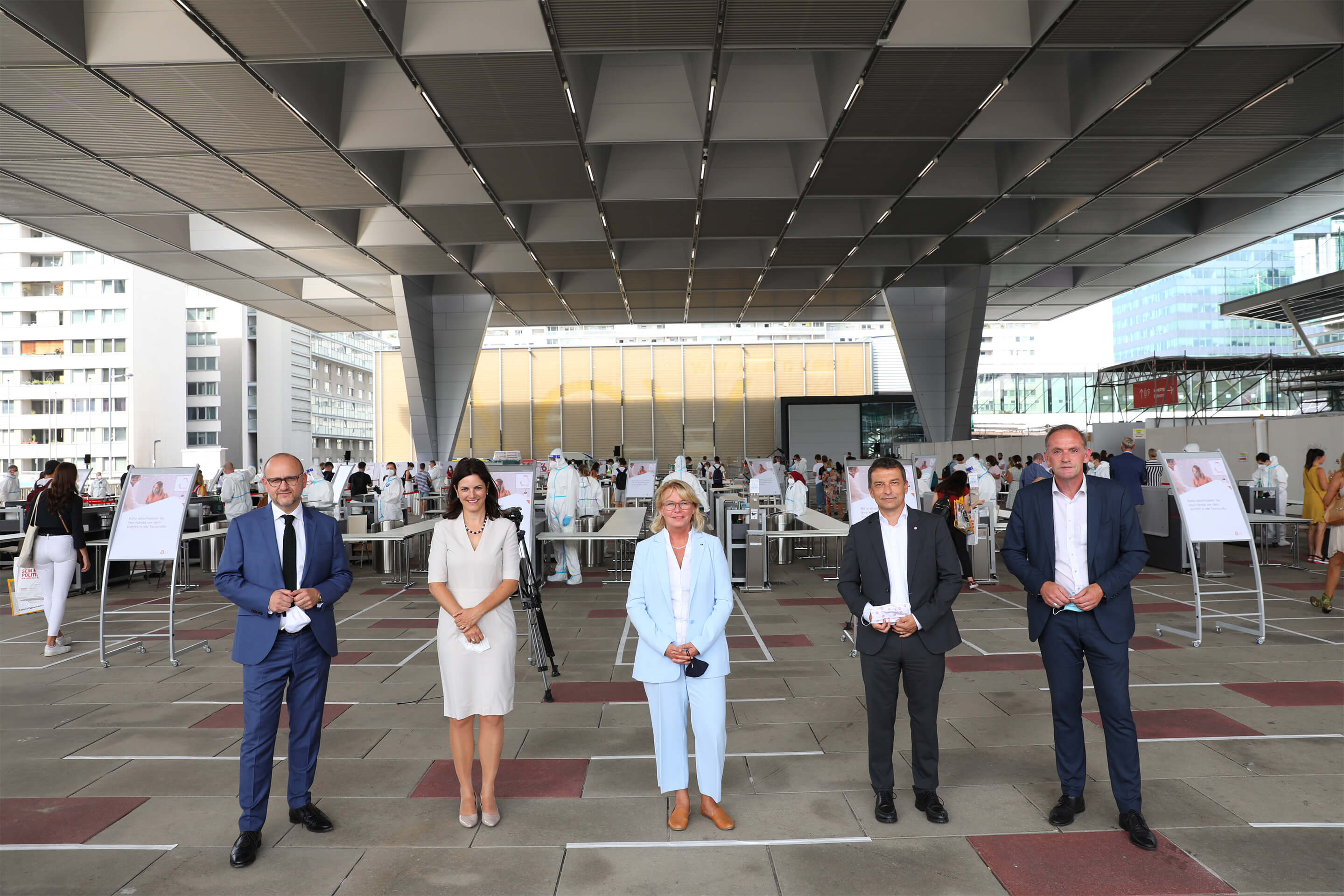 Foto: Gruppenfoto vor der Teststraße des Austria Center Vienna