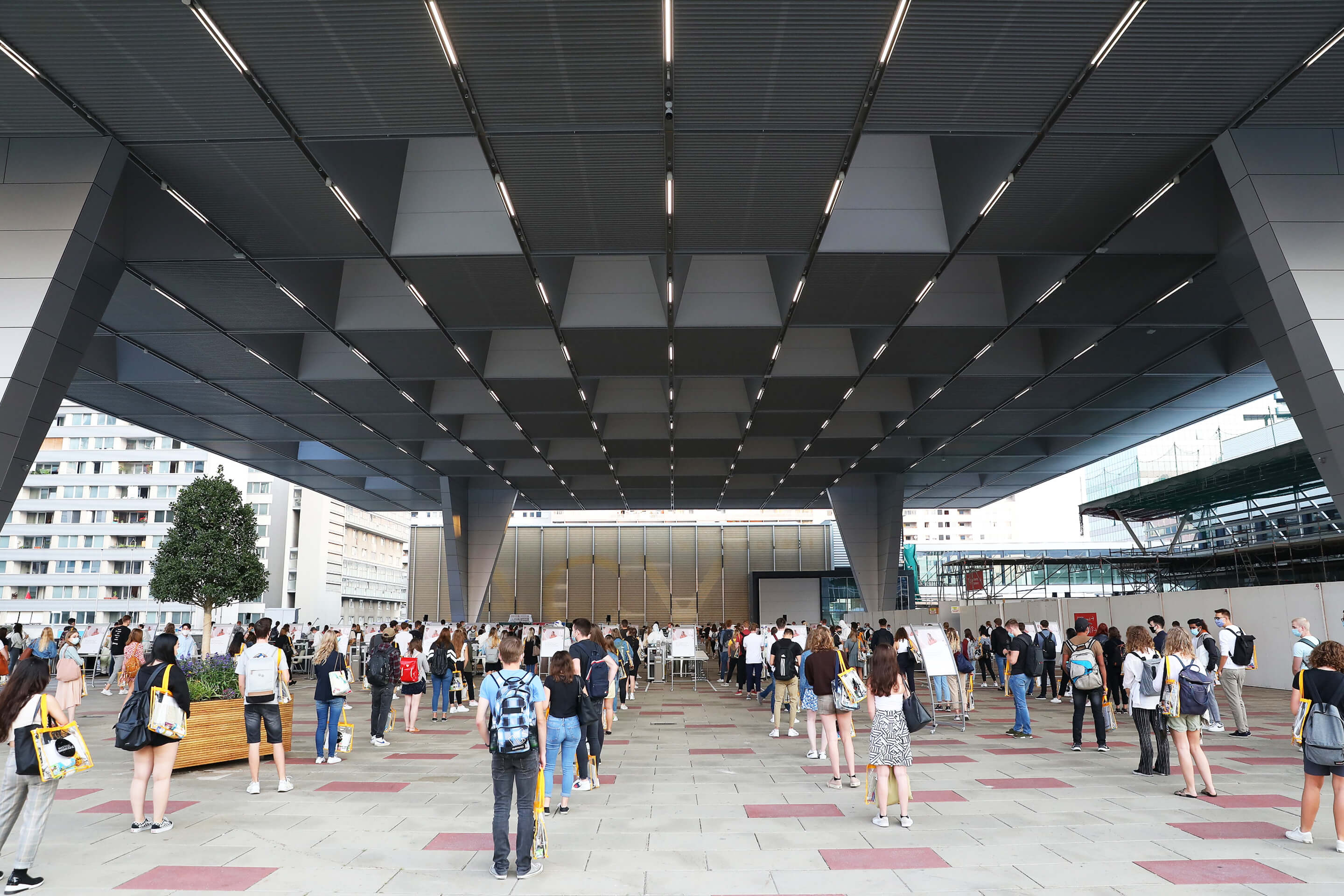 Foto: WU Studenten bei der COVID19 Teststrasse des Austria Center Vienna