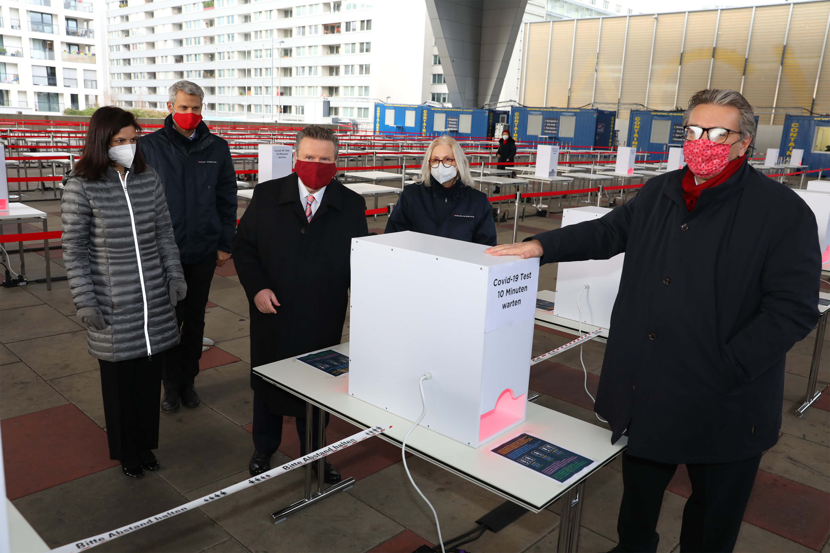 Foto: Eröffnung Outdoor Teststraßen Gruppenfoto mit Wärmebox