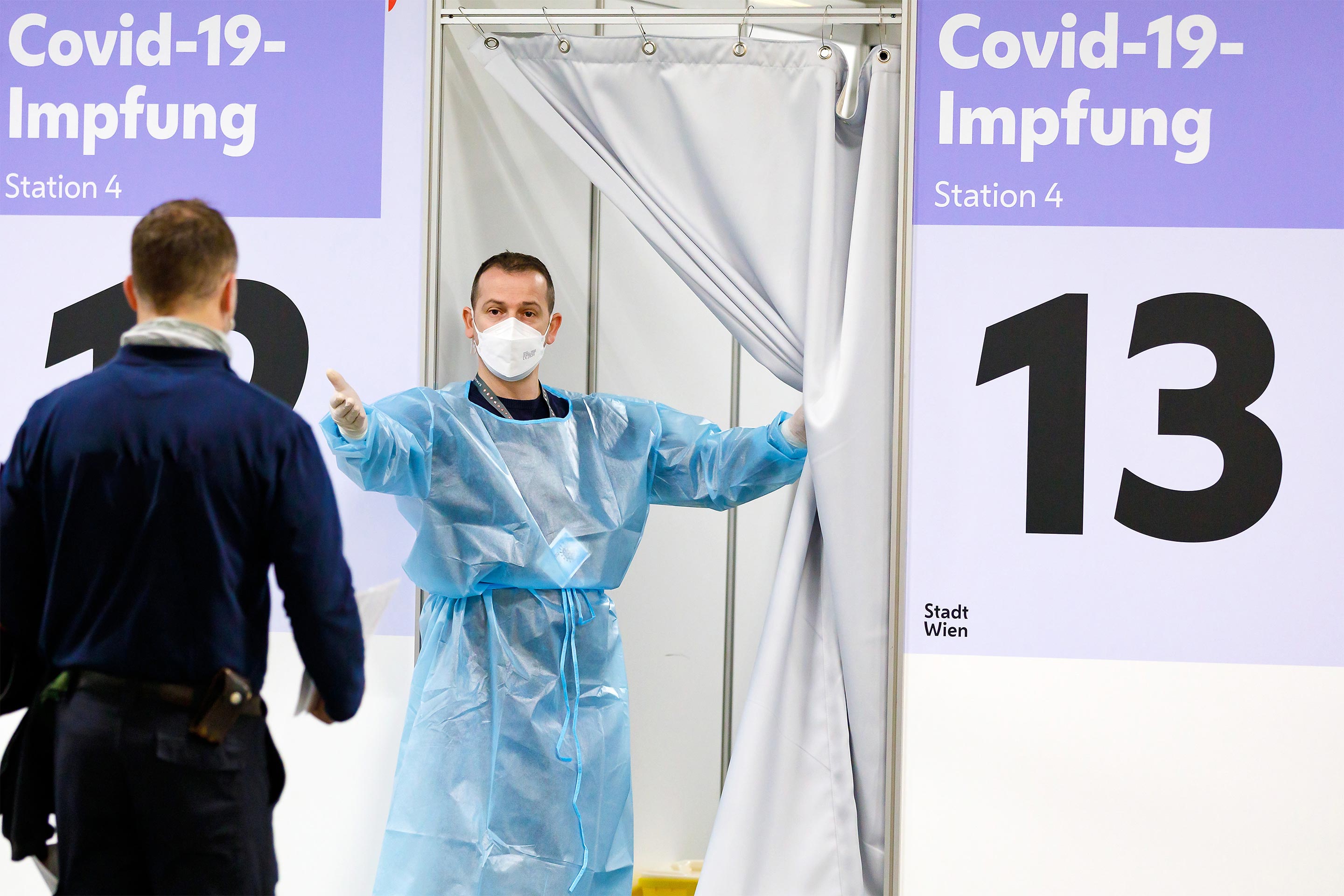 Foto: Arzt bittet den Nächsten zur Impfung im Austria Center Vienna