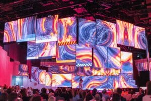Vielfarbig leuchtende LED-Installation polySTAGE mit Geigerin bei großem Event