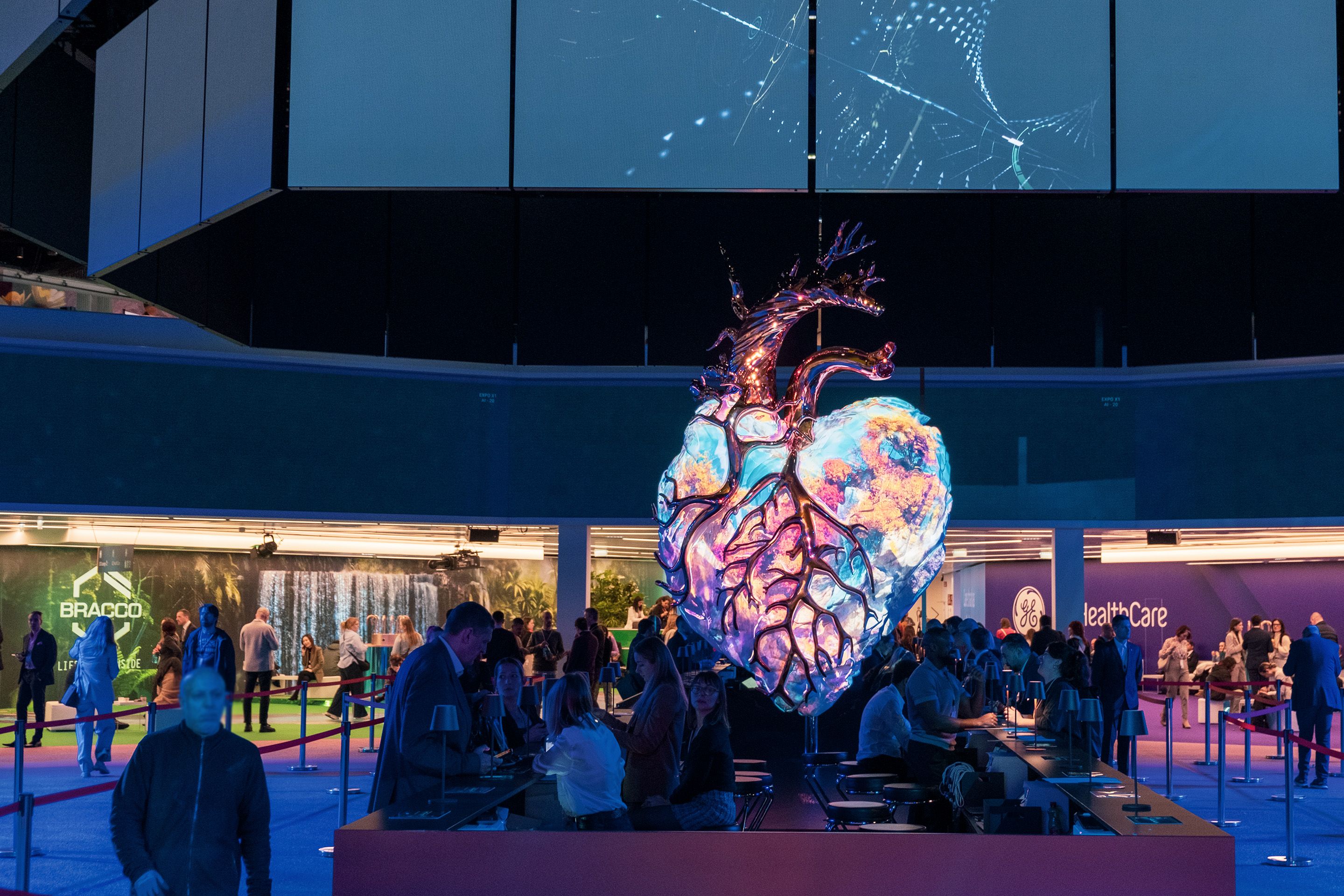 polySTAGE mit Herz-Installation in der Eingangshalle des Austria Center Vienna am ECR 2025