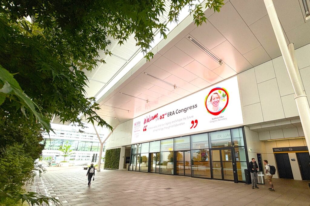Eingang Austria Center Vienna mit Kongress-Ankündigung